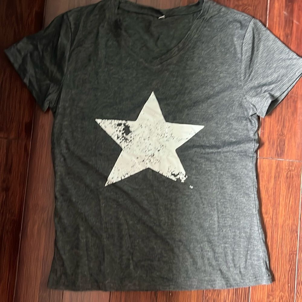 BRAND NEW V Neck White Star T Shirt - Distressed Star - Size Small NEW